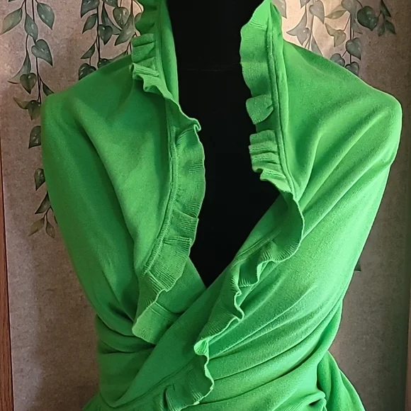Free with any purchase! Lilly Pulitzer green ruffle wrap - Picture 4 of 12